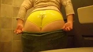 Un petit twerk dans les toilettes pour madame