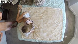 Rebel Lynn mince surprend son frère qui se masturbe