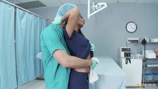 Docteur et infirmier baise en salle de consult