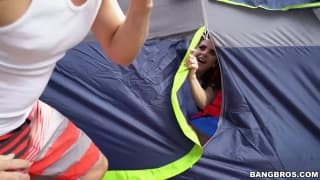 Imaginez votre copine sous la tente