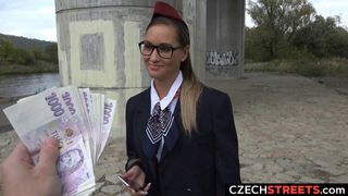 Chez Xhamster, l'hôtesse de l'air reçoit de l'argent pour du sexe !