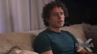 Belle femme brune va nous faire une show