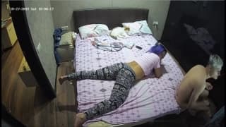 Il se reveille avec une envie de chatte humide