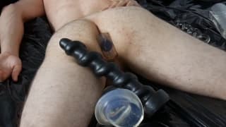 Plug anal qu'il va s'enfoncer dans le cul
