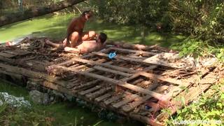 Jeune pétasse blonde baisée dans la nature