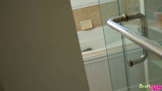 Belle brunette qui est bien pénétrer sur le lit