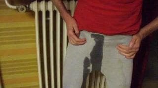 vous aimez la pisse ? Lui il adore !