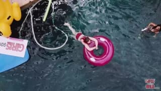 Lola et son amie Lana baisent sur les rochers