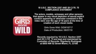 Addee va sortir du cours de gym pour se masturber et se faire orgasmer