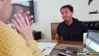 Cette jolie blonde baise derrière le dos de son père !