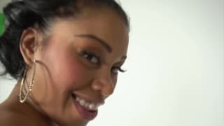 Gang bang de blacks pour l'infirmière sexy