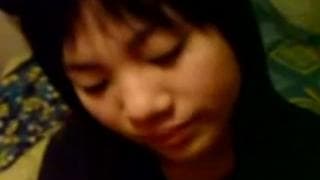 Une cochonne asiatique qui s'amuse avec lui