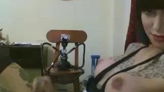 Harley Trap se branle et montre ses tatouages