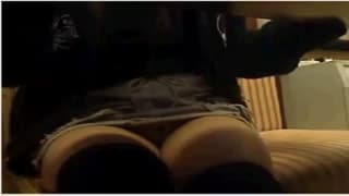 Du doigté délicat sous la table à admirer