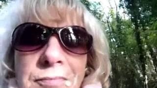 Au bord de la forêt, elle va bien le sucer !