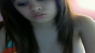 Excellente brunette qui adore sa poitrine !