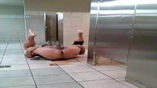 Un mec qui n'a pas peur se gode aux toilettes