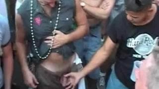 On profite d'une énorme fête pour s'amuser