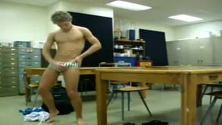 En étant seul, il décide de se branler !