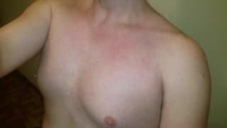 Homme mature épilé se masturbe en webcam