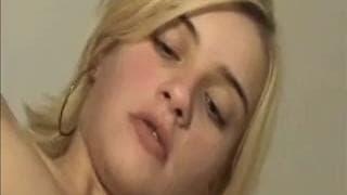 Blonde aux petits seins suce et aime l'anal