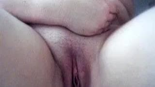 Grosse meuf qui aime faire vibrer sont clitoris