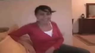 Coucherie sans capote dans le salon les amis