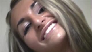 Excellente caresses avec une blonde gaulée !