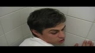 Admirer ces mecs gays aux toilettes !