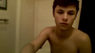 Ce mec brun aime toucher sa grosse queue