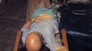 Dehors, il retrouve un mec pour le branler