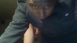 Copieusement sucer la bite de sont pote !