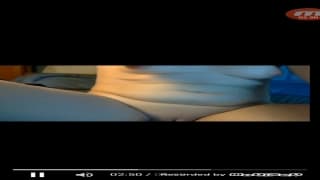 Jolie minette avec chatte epilé se caresse 