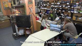 Pour de l'argent elle va dans une cabine baiser