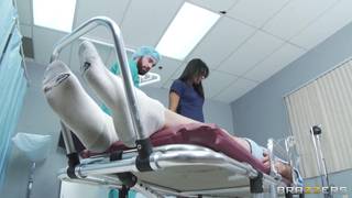 Grosse bite du chirurgien pour Shazia Sahari