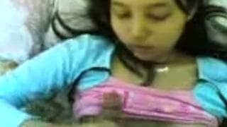 Une femme se touche les seins avec cette bite