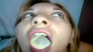 Déjà installée sur le lit pour baiser !