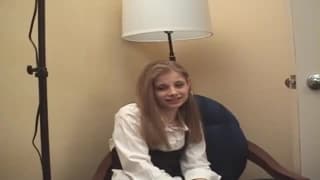 Salope avec des petits seins qui suce bien