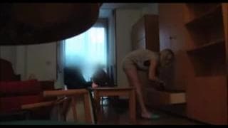 Dans le salon, elle prend une belle queue !