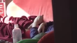 Branlette de grosse bite filmée secrètement