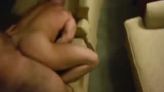 Deux gros baiseurs gays avec de l'énergie