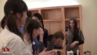 Les étudiants se livrent à une orgie après un examen