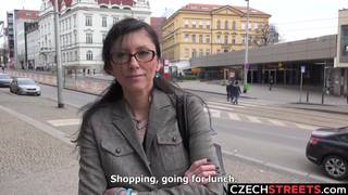 Secrétaire tchèque MILF ramassée et baisée