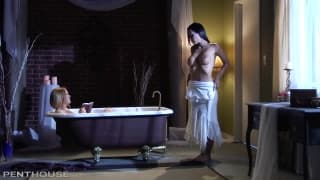 Scène lesbienne pour laly dans la salle de bain