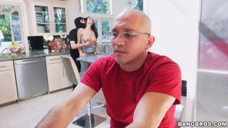 Lana rohades sexy et plantureuse jouissant d'une grosse bite