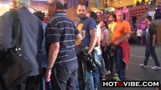 Une brune sexy excite de nombreux hommes et se pénètre elle-même