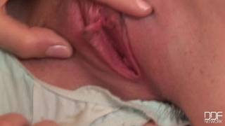 Couple de filles prêtes à baiser ensemble dans la maison