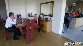 Latina reçoit une creampie anale après avoir sucé sans s'arrêter