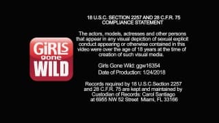 Merlin et Mia atteignent un orgasme au bord de la piscine