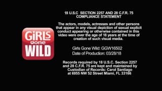 Gouinasses se donnent du plaisir avant la Pool Party